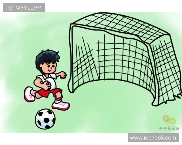 小朋友们在阳光下快乐踢足球的生动画面展现童趣与友谊