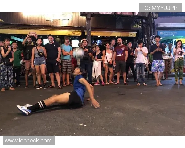 溜达足球带你领略街头足球的魅力与乐趣，畅享运动与社交的完美结合